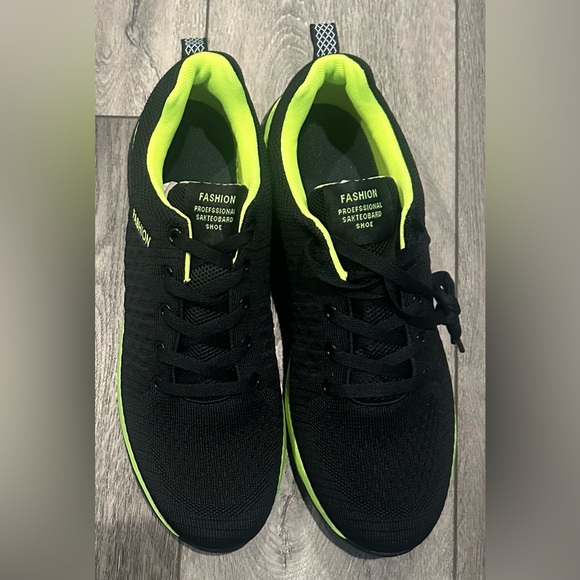 New Men’s sneakers Size 11- Green & Black -Very light and comfortable - Picture 5 of 6